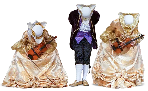 Kostümierte Künstler mit Geigen verbeugen sich